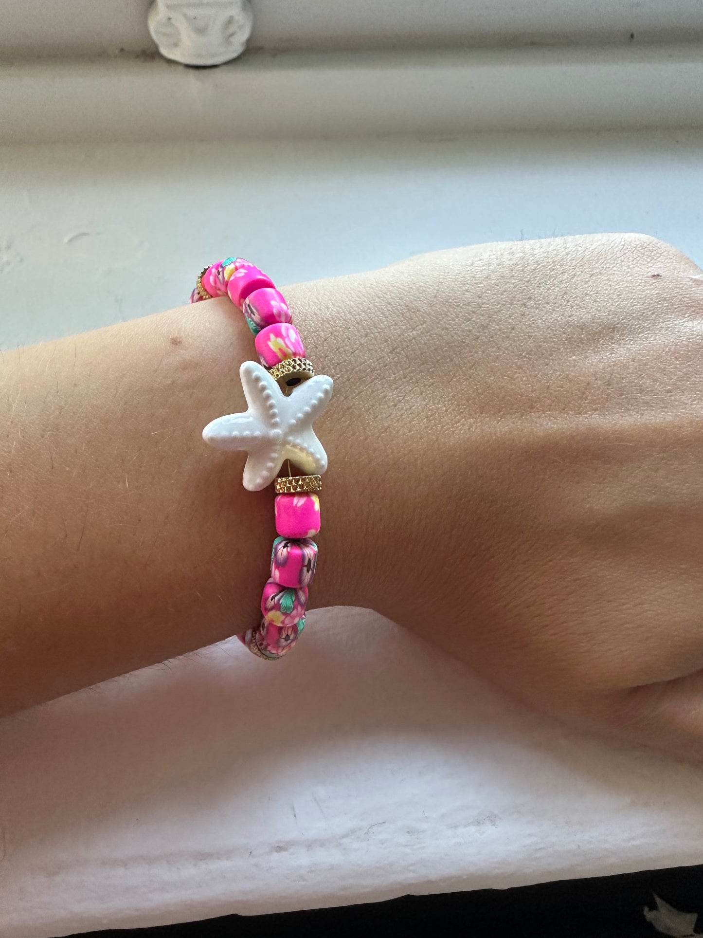 Playa- Bracelet perles acryliques rose et étoile blanche