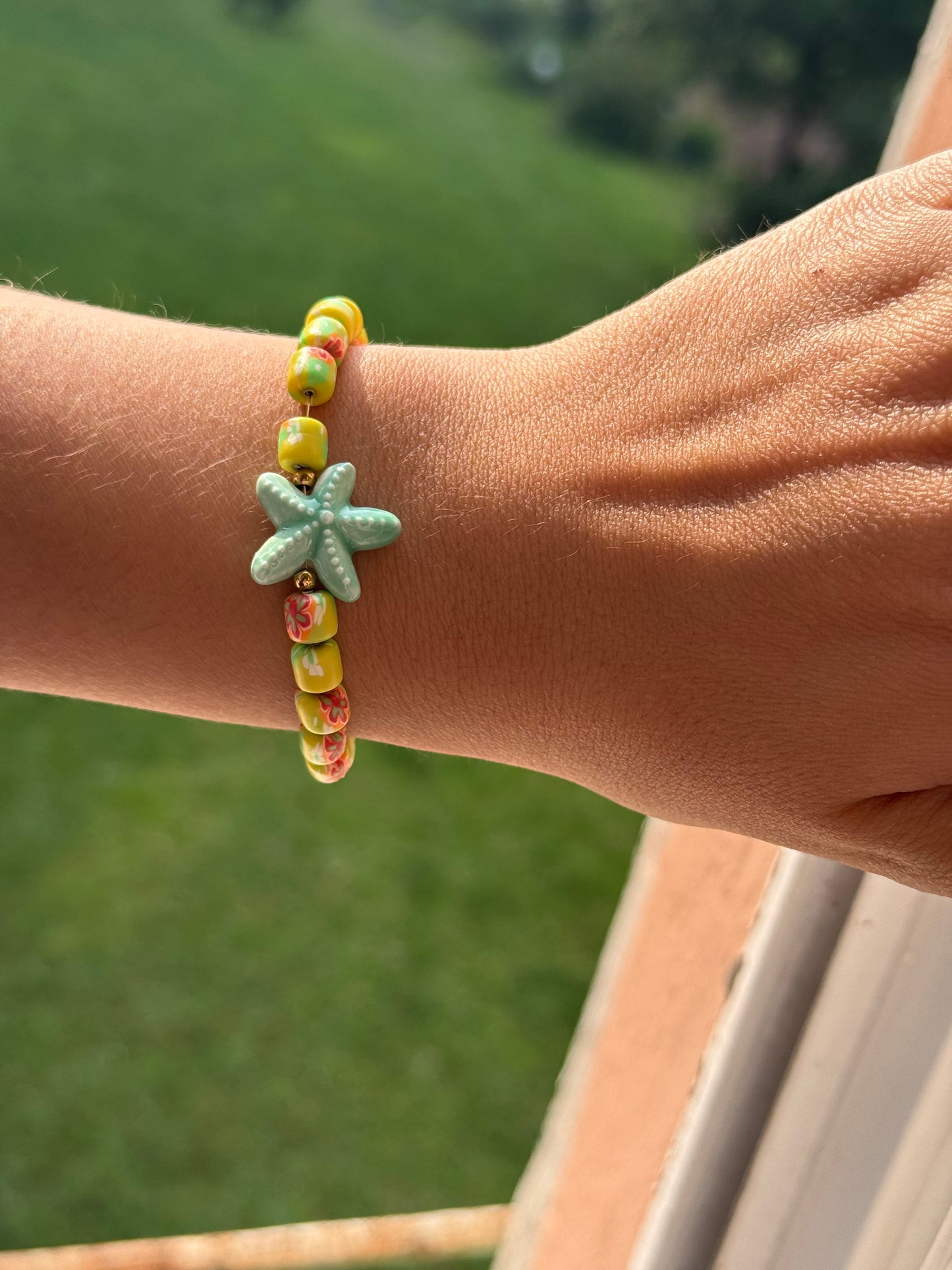 Playa- Bracelet perles acryliques et étoile verte