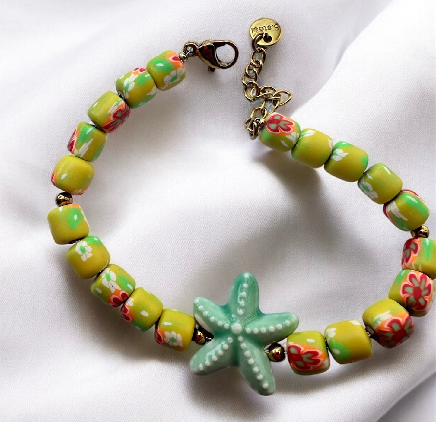 Playa- Bracelet perles acryliques et étoile verte